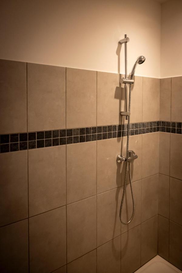 Superbe Appartement Avec Patio Nîmes Dış mekan fotoğraf