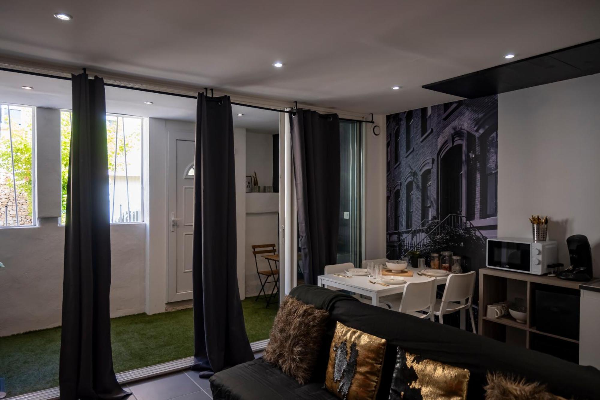 Superbe Appartement Avec Patio Nîmes Dış mekan fotoğraf